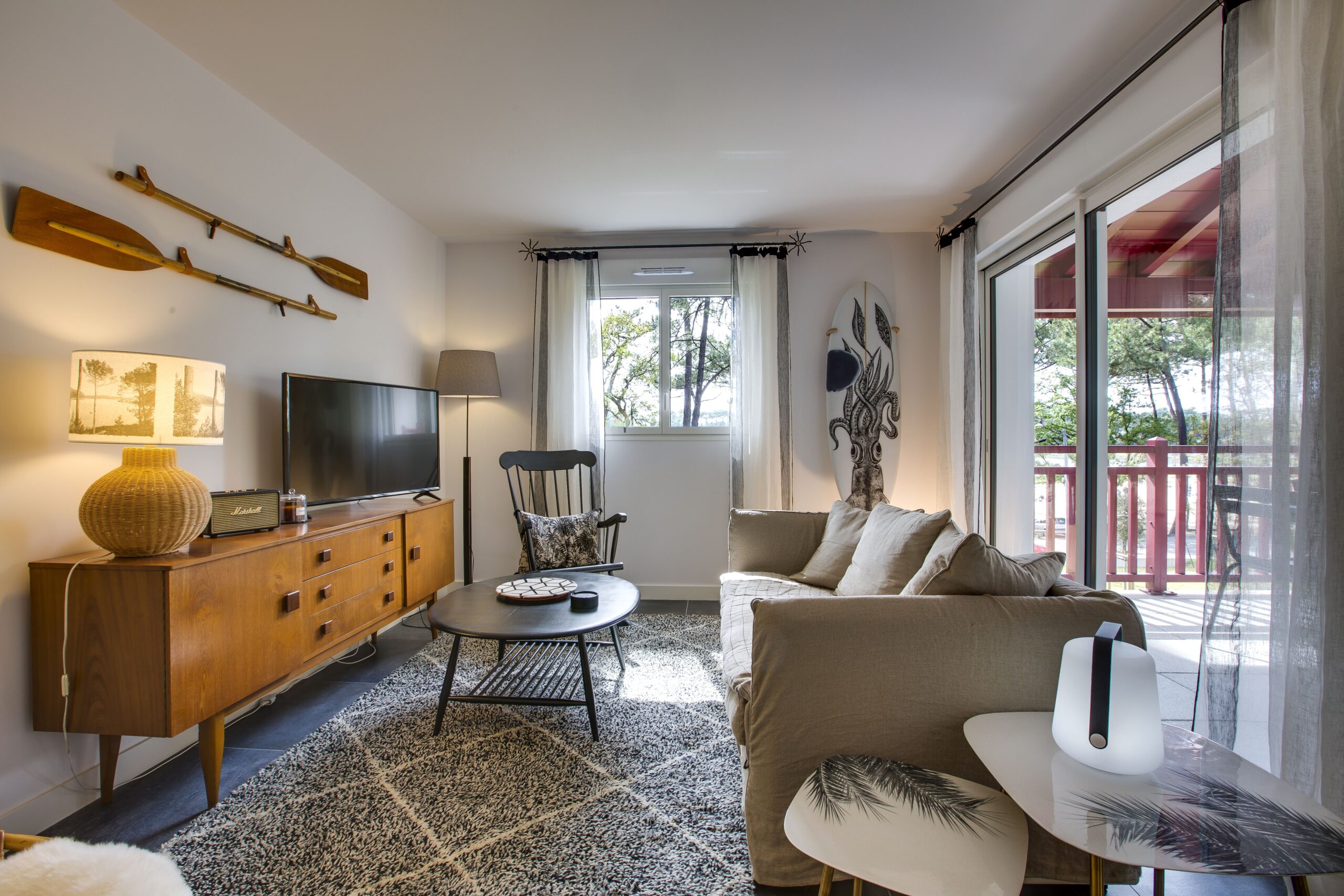 Salon de Lake Apart face au lac
